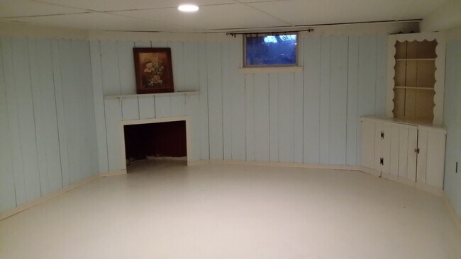 Building Photo - Occupied, do not disturb tenants. Barge-Chestnut Historic District Craftsman 2br 2ba home, with a...