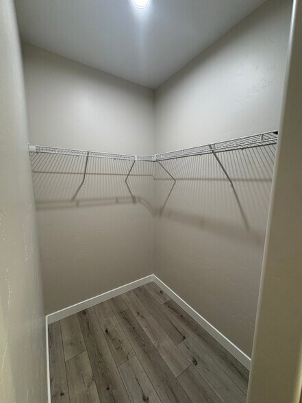 Building Photo - 2820 Palisades Dr