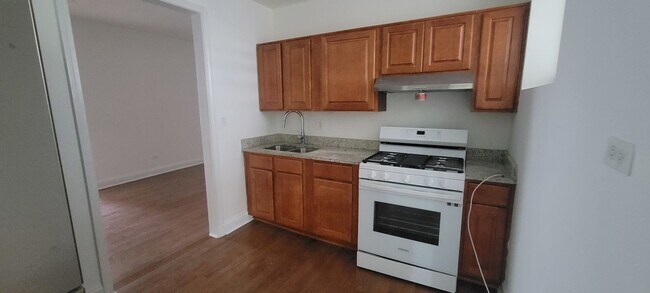 Building Photo - 930 W Belmont Ave