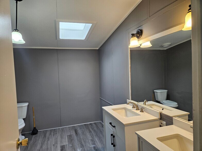 Building Photo - 166 Lynnwood Cir
