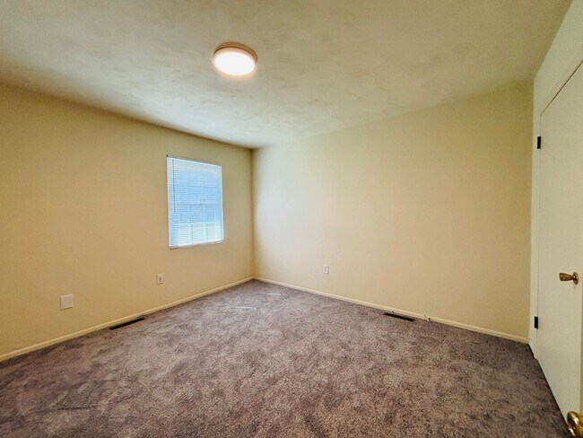 Building Photo - 2 Bedroom, 1.5 Bath Townhouse