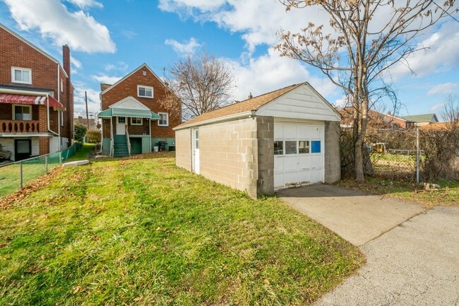 Building Photo - SCORE 50% OFF 1ST MONTH'S RENT IF SIGNED BY APRIL 17! Amazing 2 bedroom home in Clairton availabl...