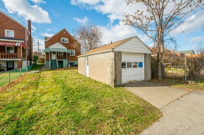 Building Photo - SCORE 50% OFF 1ST MONTH'S RENT IF SIGNED BY APRIL 3! Amazing 2 bedroom home in Clairton available...