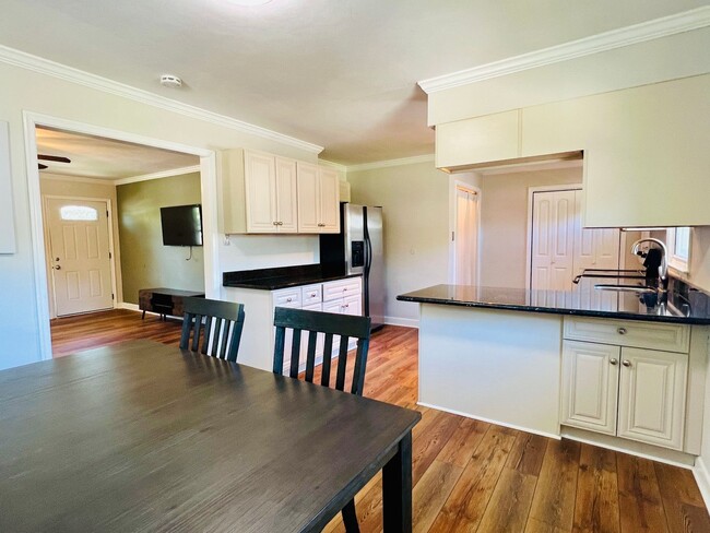 Building Photo - Charming Rancher in the Heart of Colonial Place