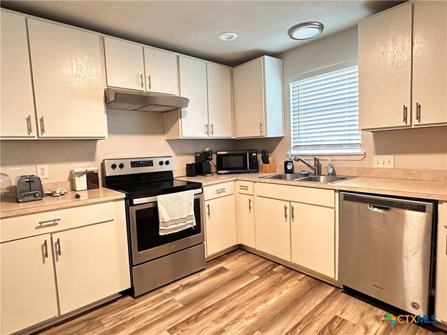 Building Photo - 511 McKie St