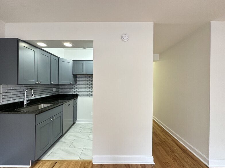 Building Photo - 6830 N Sheridan Rd