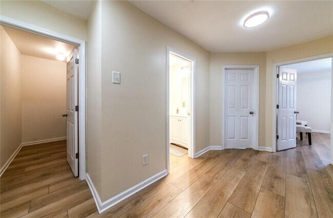 Building Photo - 2860 Mayfair Dr