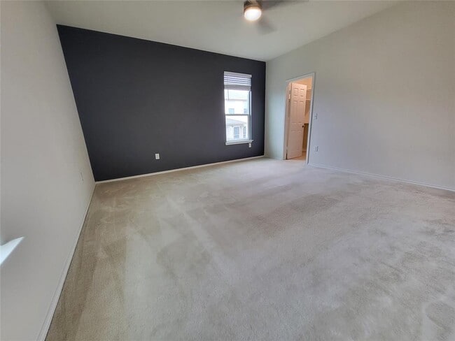 Building Photo - 817 Solitude Dr