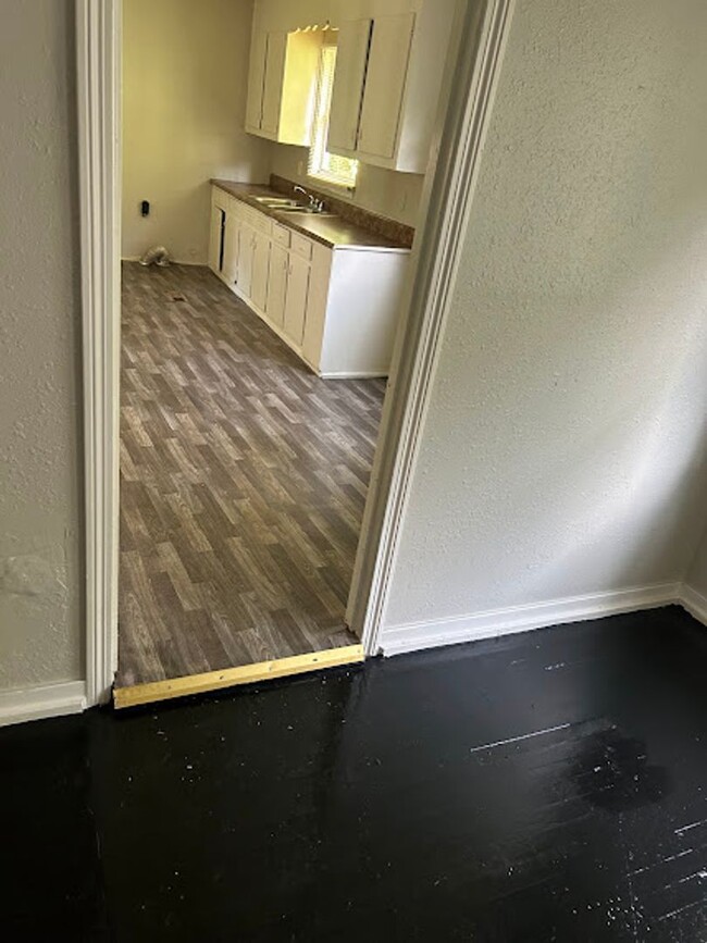 Building Photo - MOVE IN READY!!! $15.00 APPLICATION FEES F...