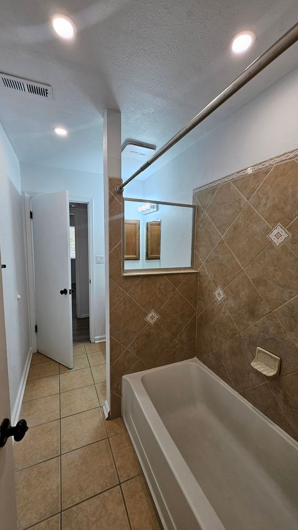 Building Photo - 3 bed 1.5 bath