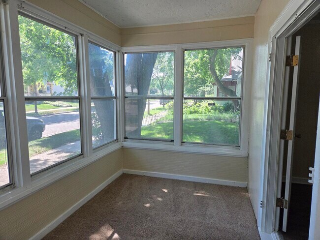 Building Photo - 1347 N Thomas Ave