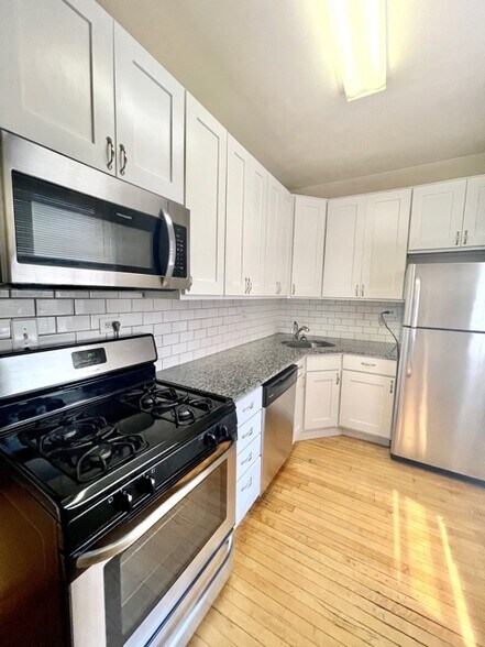 Building Photo - 3917 N Southport Ave
