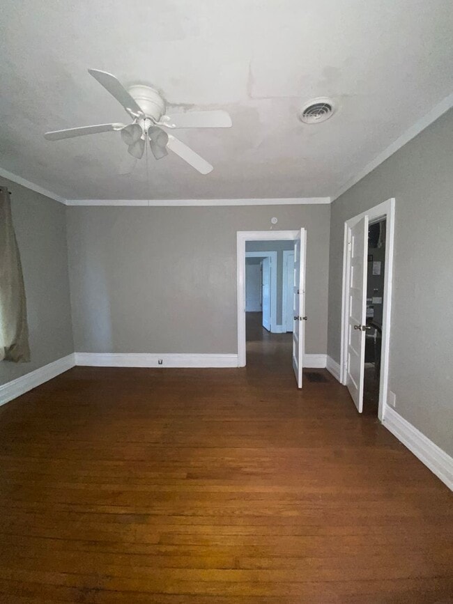 Building Photo - 4 bedroom 2.5 bath house with bonus room