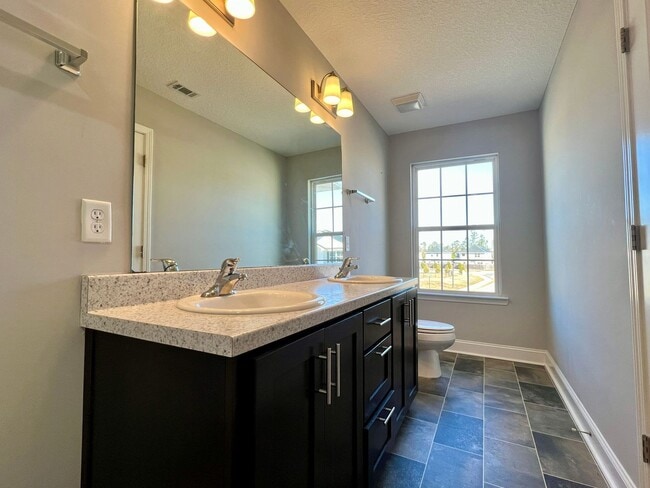 Building Photo - AVAILABLE EARLY APRIL 2026! (Pet Friendly)