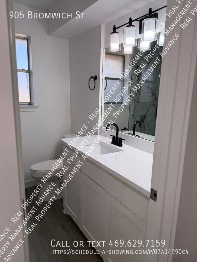 Building Photo - 905 Bromwich St