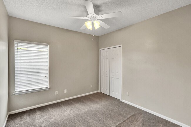 Building Photo - 3 bedroom/ 2 bathroom condo next to St Joh...