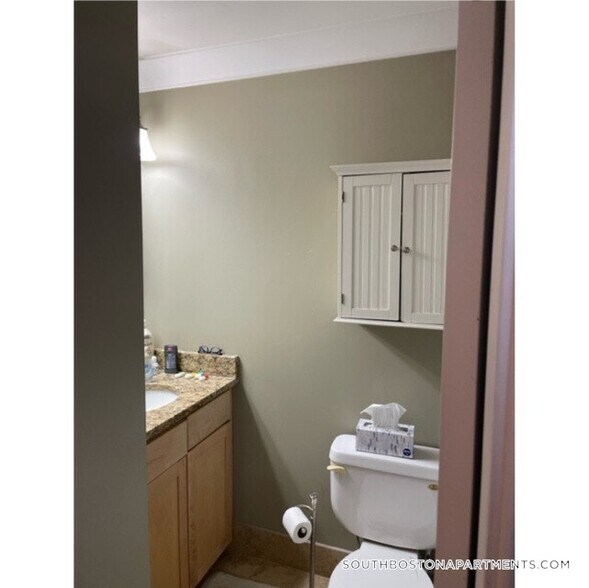 Building Photo - 632 E Broadway