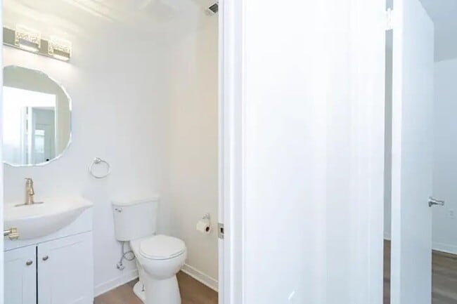 Building Photo - Stunning 3 Bedroom Home in Fort Walton Beach!