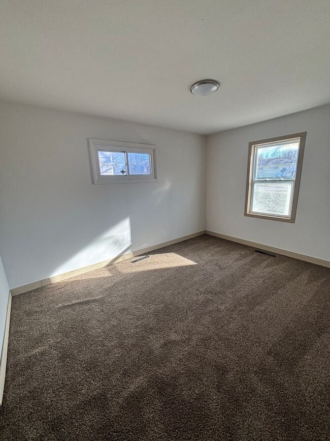 Building Photo - 4 bed 1 bath remodeled house!