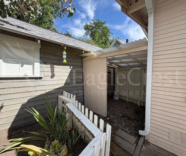 Building Photo - Three Bedroom, Two Bathroom House Near Sha...