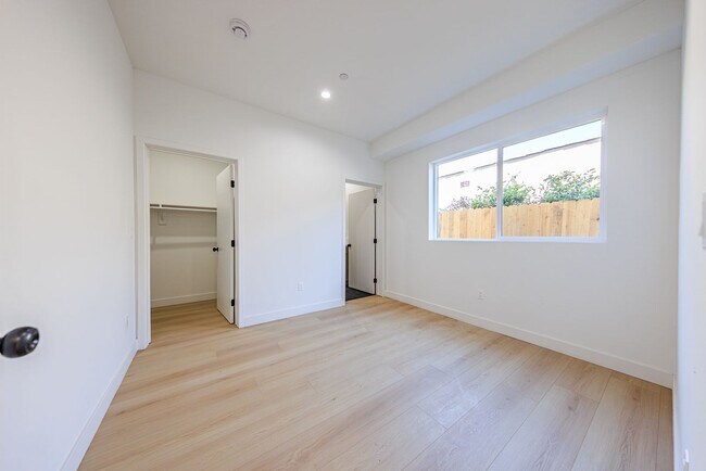 Building Photo - 2847 S Victoria Ave