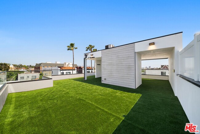 Building Photo - 733 N Gramercy Pl