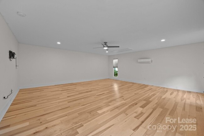 Building Photo - 1207 Lakedell Dr