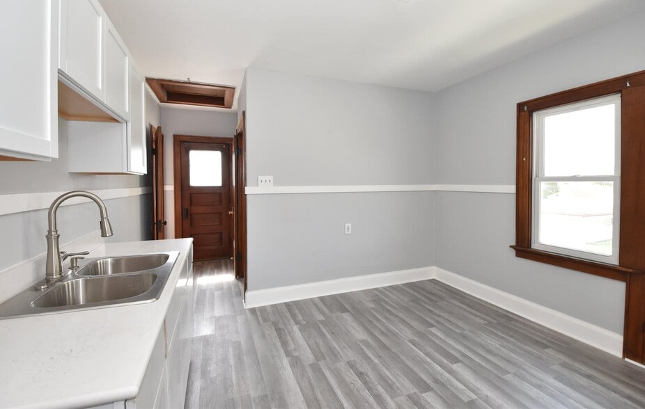 Building Photo - 5831 W Rogers St