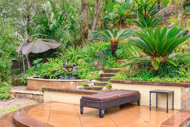 Building Photo - Elegant 5BR Furnished Estate with Pool & G...