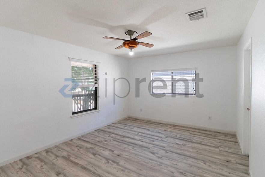 Building Photo - Unit