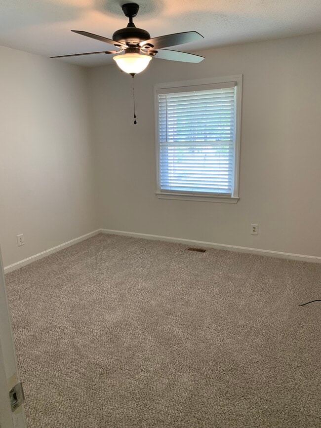 Building Photo - 207 McLeod Dr