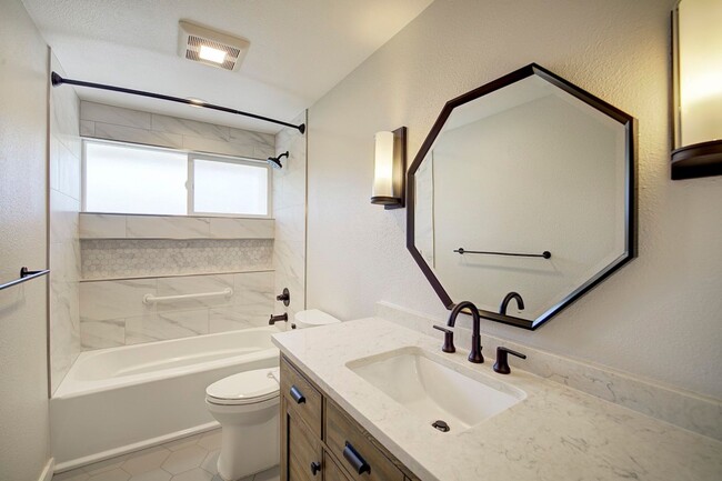 Building Photo - 4Bd/2.5Ba Kirkland House