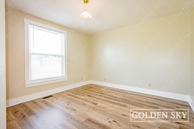 Building Photo - 1417 W Memorial Dr