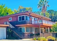 Building Photo - Upstairs 2 Bedroom/1 Bath Apartment with Garage in Charming and Well Maintained Four-Plex