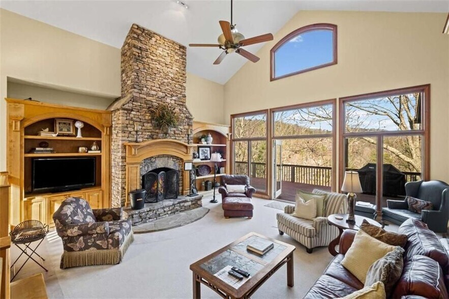 Building Photo - 339 Willow Dr