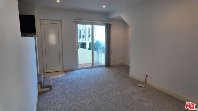 Building Photo - 8120 Billowvista Dr