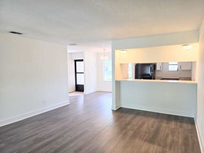 Building Photo - 2 bedroom, 2 bath condo in "The Islands"