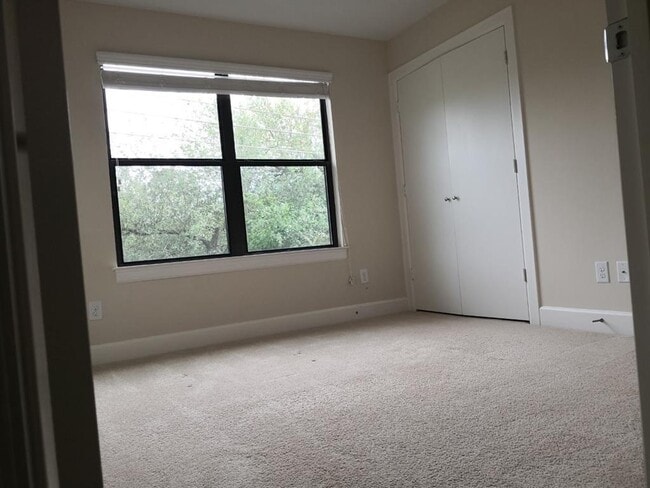 Building Photo - 2710 Hullsmith Dr