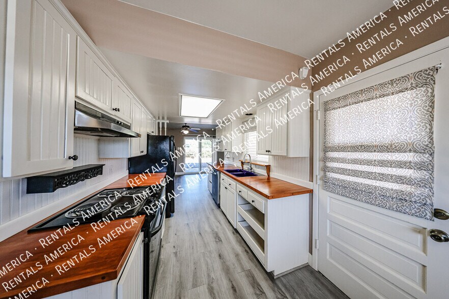 Building Photo - 6924 E Cheery Lynn Rd