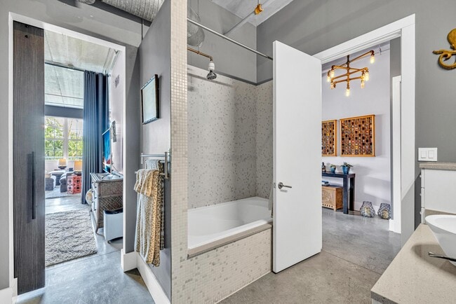 Building Photo - 425 N Andrews Ave