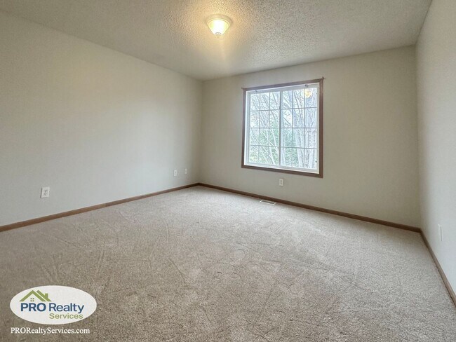 Building Photo - Recently Remodeled 3 Bedroom Townhome