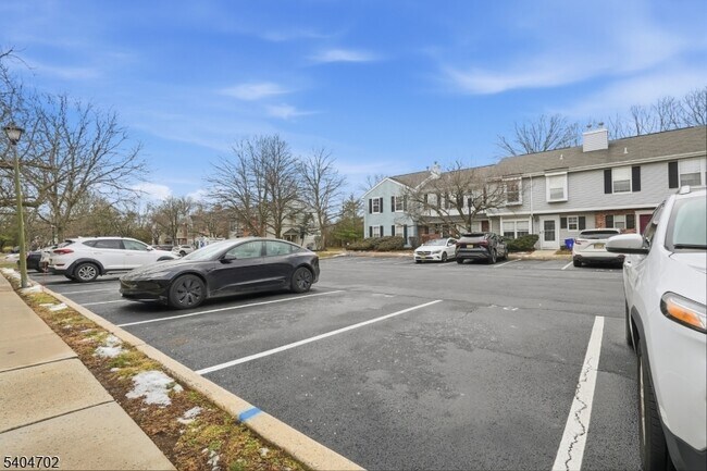 Building Photo - 374 Aldeburgh Ave