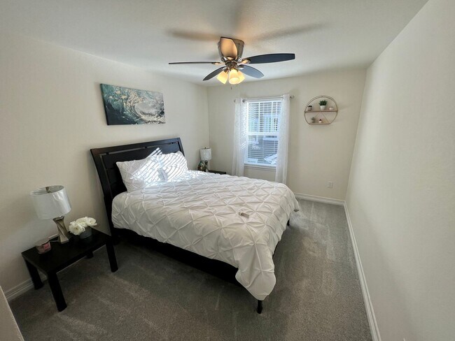 Building Photo - Almost New 3BD 2.5Bath Townhouse