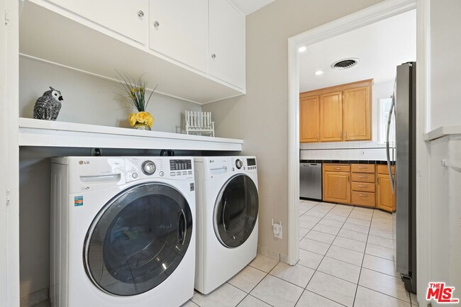 Building Photo - 15040 Hamlin St