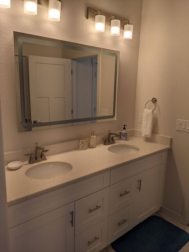 Building Photo - FULLY FURNISHED 3 Bed Luxury End Unit Townhome backs to Nature