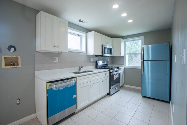 Building Photo - Lovely 2 BR/1 BA Condo in Columbia Heights!