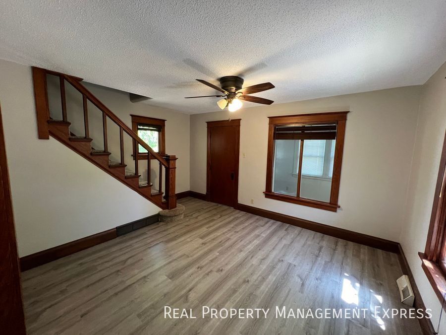 Building Photo - 925 N Blauvelt Ave