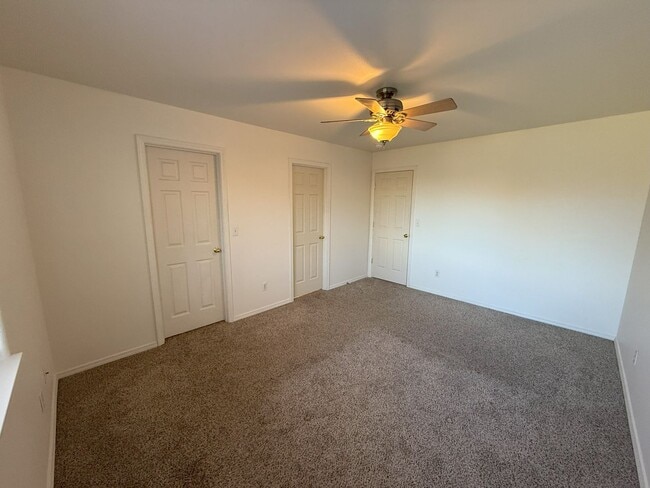 Building Photo - WARM 2 BEDROOM TOWNHOME LOCATED IN SW REDMOND!