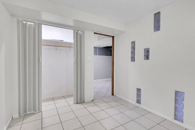 Building Photo - $1,900.00, 3-bed, 2 bath, located in Color...