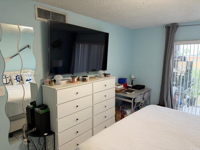 Building Photo - 1255 W 53rd St